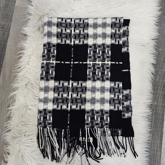 Burberry cashmere & Merino wool black and ivory oversized scarf - Picture 5 of 5